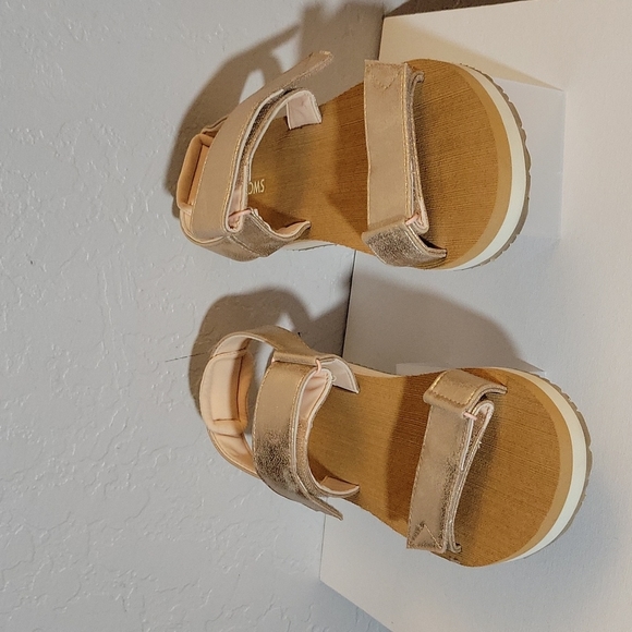 TOM'S Ray Metallic Hook Loop Straps Sandals 9 - Picture 2 of 11